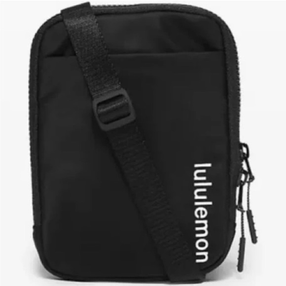 ✨ NWOT Lululemon Easy Access Crossbody✨ - Picture 2 of 3